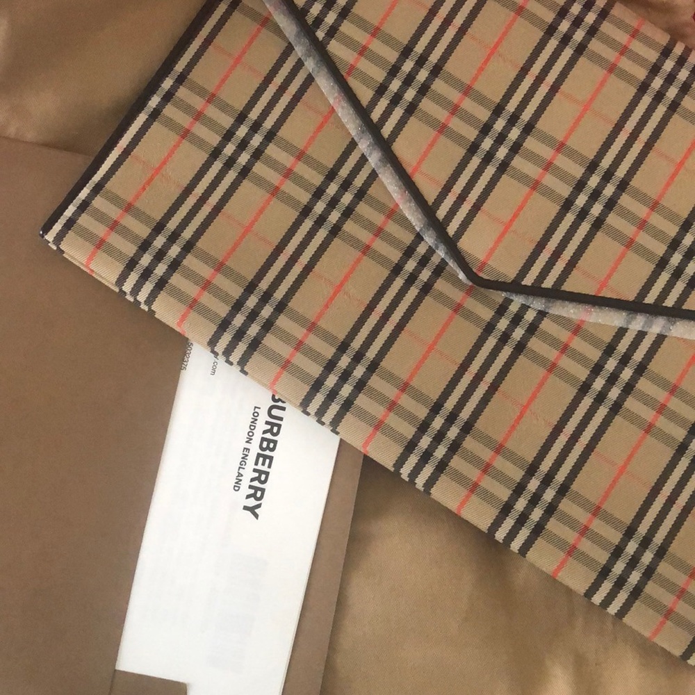 ❌SOLD❌BRAND NEW Burberry Beige and Black Clutch